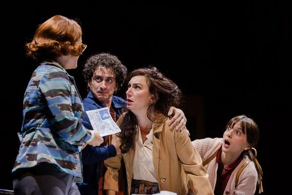 da sinistra Roberta Calia (Cecilia Roviro, di spalle), Michele Puleio (Guido Sosa), Arianna Scommegna (Lourdes Grynberg), Dalila Reas (Jessica Sosa)