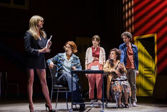 da sinistra Viola Marietti (Roxana), Roberta Calia (Cecilia Roviro), Dalila Reas (Jessica Sosa), Arianna Scommegna (Lourdes Grynberg), Michele Puleio (Guido Sosa)