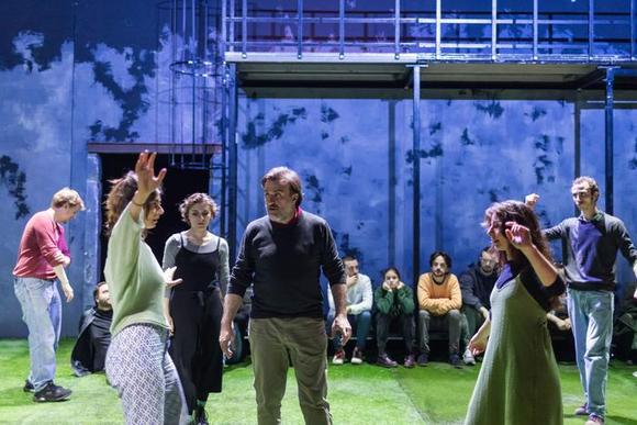 la Compagnia durante le prove col regista Filippo Dini