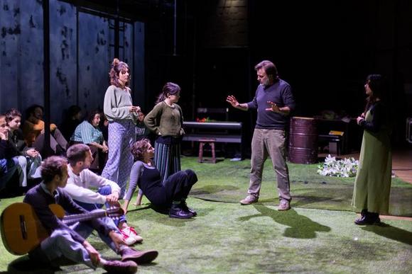 la Compagnia durante le prove col regista Filippo Dini