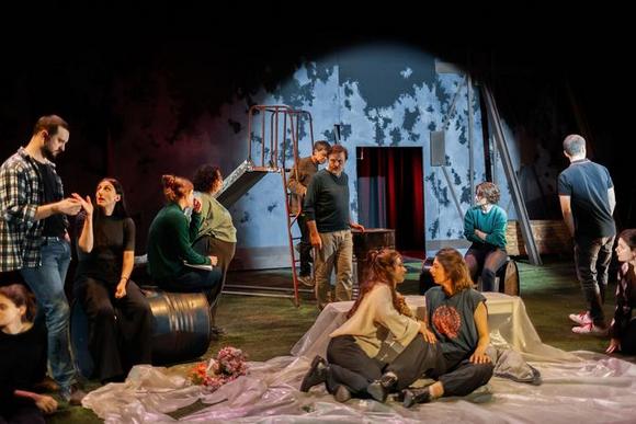 la Compagnia durante le prove col regista Filippo Dini