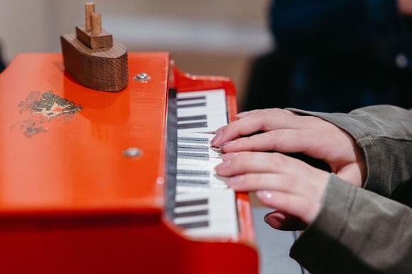 Installazione interattiva Thanks Danny (T. D.) Piano, ispirata a Novecento di Alessandro Baricco e dedicata alla memoria del suo interprete più celebre, Eugenio Allegri.