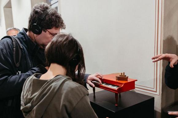 Installazione interattiva Thanks Danny (T. D.) Piano, ispirata a Novecento di Alessandro Baricco e dedicata alla memoria del suo interprete più celebre, Eugenio Allegri.