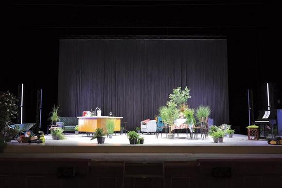 una foto della scena (scenografo Nicolas Bovey) 