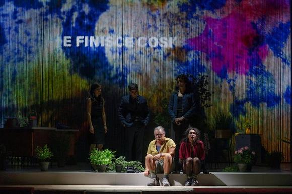 seduti davanti Valerio Binasco, Giordana Faggiano. Dietro in piedi da sinistra Stefania Medri, Fabrizio Costella, Giovanni Drago