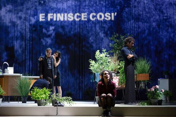 scena di insieme con dietro da sinistra Fabrizio Costella, Valerio Binasco, Stefania Medri, Giovanni Drago. Seduta davanti Giordana Faggiano