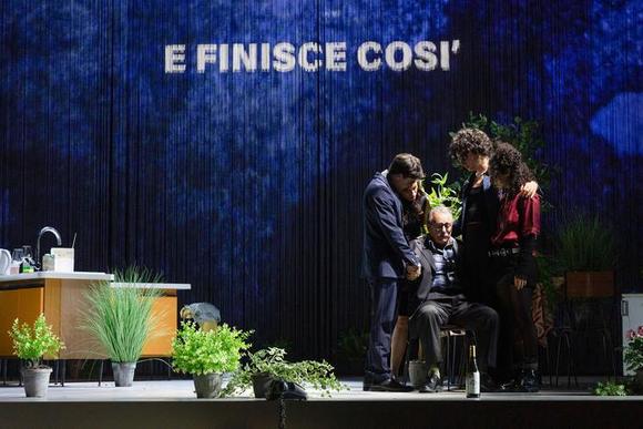 seduto Valerio Binasco. In piedi da sinistra Fabrizio Costella, Stefania Medri, Giovanni Drago, Giordana Faggiano