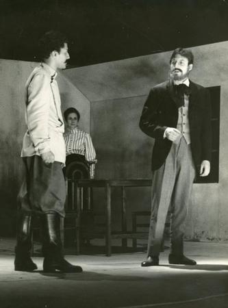 Si riconoscono di spalle Rino Sudano, Anna D'Offizi e Virginio Robino