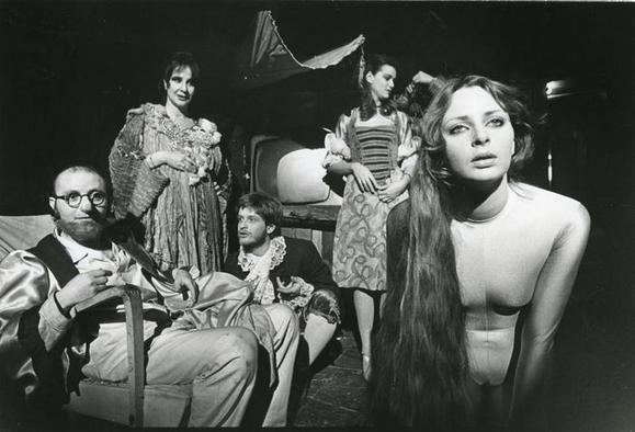 Gruppo Quattro Cantoni. Da sinistra Rino Sudano, Anna D'Offizi, Mario Salvaderi, Barbara Naj, Sabina De Guida, Nadja Srebernik