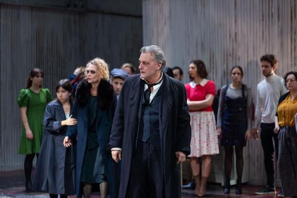 da sinistra, in primo piano: Greta Petronillo, Sara Bertelà, Valerio Binasco. 
Dietro: la Compagnia