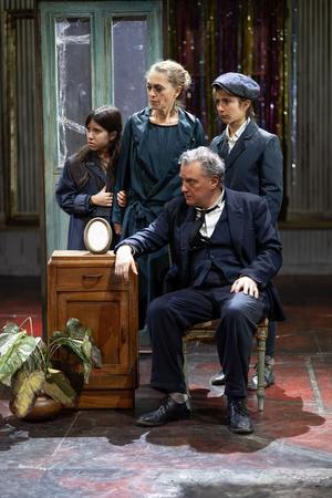 da sinistra: Greta Petronillo, Sara Bertelà, Martina Montini, Valerio Binasco