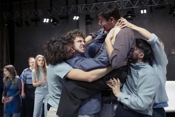 da sinistra: Letizia Russo, Erica Nava, Kyara Russo. In primo piano da sinistra: Gabriele Valchera, Edoardo Roti, Andrea Caiazzo, Davide Antenucci, Lorenzo Tombesi