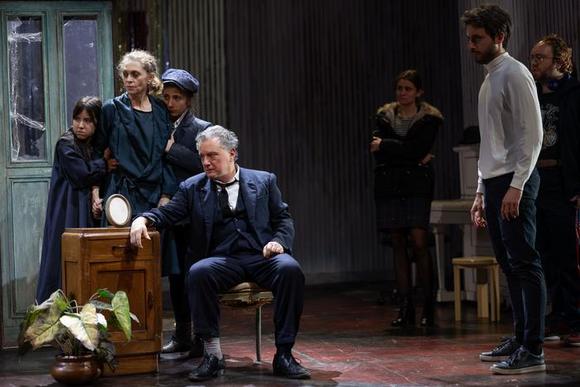 da sinistra: Greta Petronillo, Sara Bertelà, Martina Montini, Valerio Binasco, Ilaria Campani, Alessandro Ambrosi, Christian Gaglione