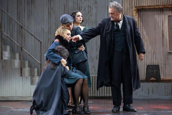 da sinistra: Greta Petronillo, Sara Bertelà, Martina Montini, Giordana Faggiano, Valerio Binasco