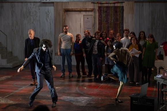 da sinistra: Jurij Ferrini, Giovanni Drago, Giordana Faggiano. Dietro: la Compagnia