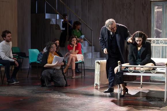 da sinistra: Alessandro Ambrosi, Maria Teresa Castello, Sara Gedeone, Alice Fazzi, Cecilia Bramati, Martina Montini (seduta sulle scale), Valerio Binsco, Giordano Faggiano