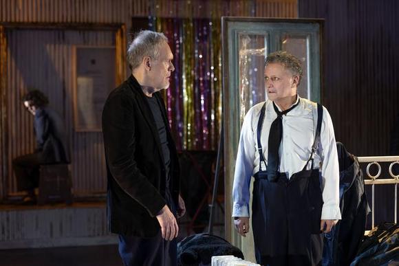 da sinistra, sul fondo: Giovani Drago. In primo piano: Jurij Ferrini, Valerio Binasco