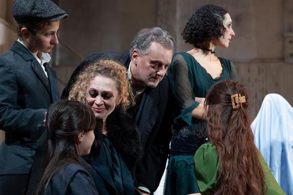 da sinistra: Martina Montini, Greta Petronillo, Sara Bertelà, Valerio Binsco, Giordana Faggiano, Cecilia Bramati (di spalle)