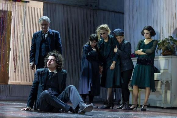 da sinistra: Giovanni Drago (a terra), Valerio Binasco, Greta Petronillo, Sara Bertelà, Martina Montini, Giordana Faggiano