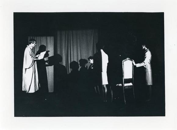 Di spalle Anna D'Offizi; a sinistra Roberto Porta