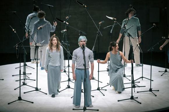 in primo piano Letizia Russo, Lorenzo Tombesi, Eva Meskhi