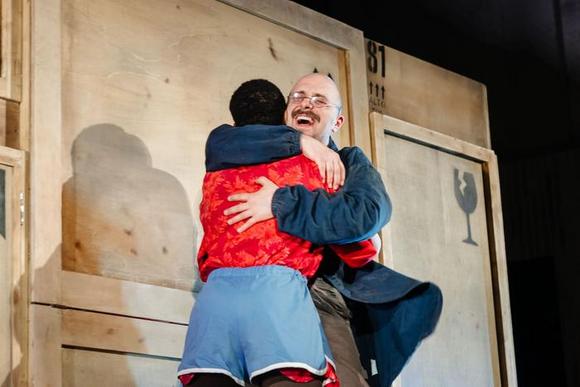 di spalle Aron Tewelde, frontale Paolo Carenzo