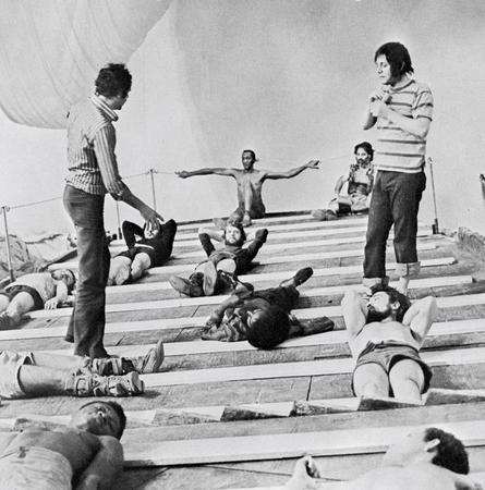 Carlo Quartucci, Rino Sudano (in piedi a destra) durante le riprese