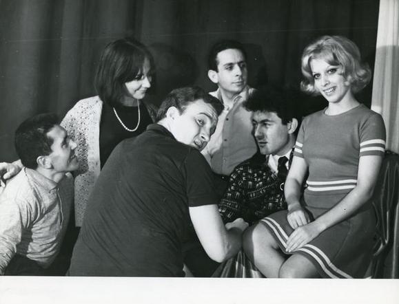 Anna D'Offizi, seconda da sinistra