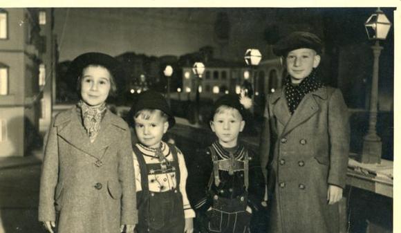 Anna D'Offizi, prima da sinistra