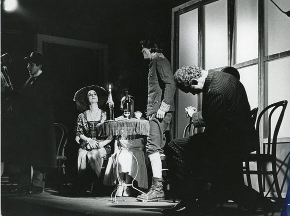 Anna D'Offizi, seconda da sinistra