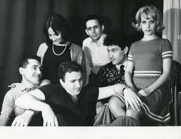 Anna D'Offizi, seconda da sinistra