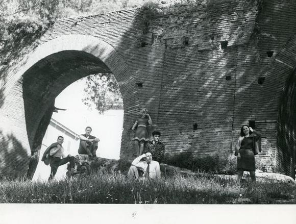 Anna D'Offizi, prima da destra