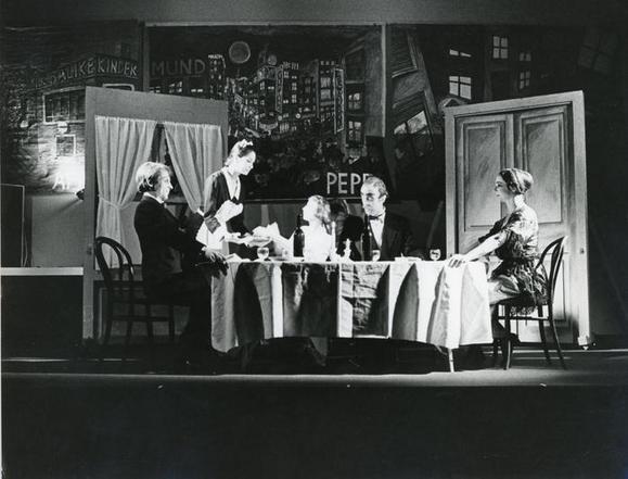 Anna D'Offizi, prima da destra