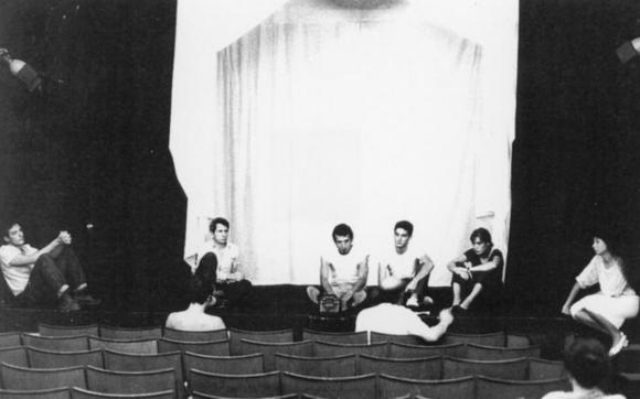 Rino Sudano (di spalle) e il gruppo de Il Crogiuolo durante le prove