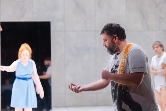 in primo piano il regista, Leonardo Lidi
