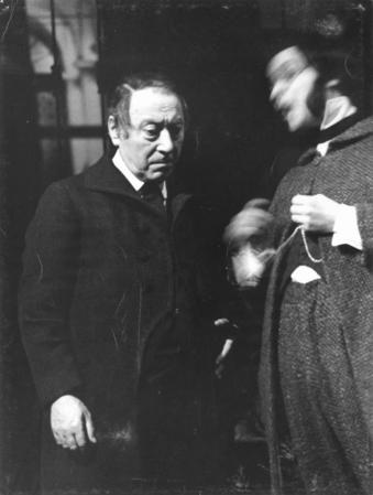 in primo piano Erminio Macario