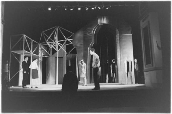 la scena riadattata per la tournèe, qui montata al Teatro Gobetti