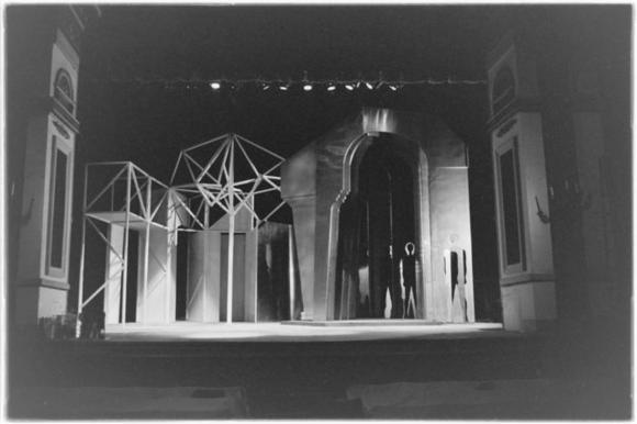 la scena riadattata per la tournèe, qui montata al Teatro Gobetti