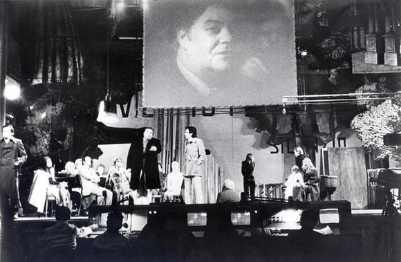 Una scena dello spettacolo, al centro Tino Buazzelli, Massimo De Francovich, a sinistra Werner Di Donato, a destra: Stefania Casini, Enea Martini, Ester Moliterno, Rita Di Lernia