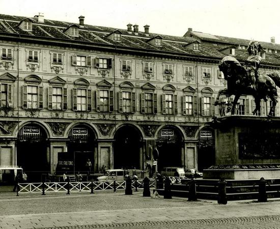 Allestimento del palco in Piazza San Carlo, per l'attività di decentramento teatrale del Teatro Stabile di Torino, foto Erminio Trevisio
