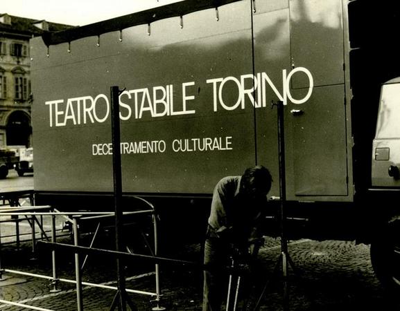 "Unità mobile" del Teatro Stabile di Torino in piazza San Carlo, foto Erminio Trevisio