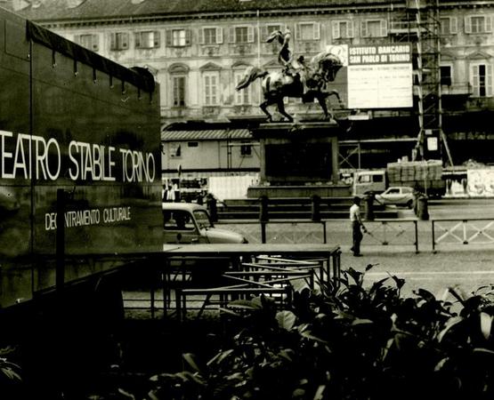 "Unità mobile" del Teatro Stabile di Torino in piazza San Carlo, foto Erminio Trevisio
