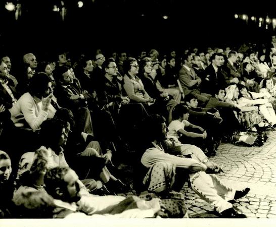 Pubblico in Piazza San Carlo assiste allo spettacolo in piemontese, dell'Associassion piemonteisa diretta da Andrea Flamini (Gianduja), ospitato dal Teatro Stabile di Torino per il Decentramento, foto Erminio Trevisio