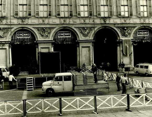 Allestimento del palco in Piazza San Carlo, per l'attività di decentramento teatrale del Teatro Stabile di Torino, foto Erminio Trevisio