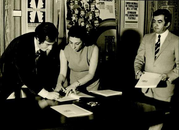 Firma dell'accordo aziendale tra l'Ente Teatro Stabile di Torino e le organizzazioni sindacali: a sinistra Silvano Alessio, a destra Nuccio Messina