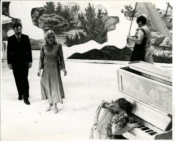Luciano Alberici, Ingrid Thulin, Rosalia De Francisci e Bob Marchese (con la bandiera)