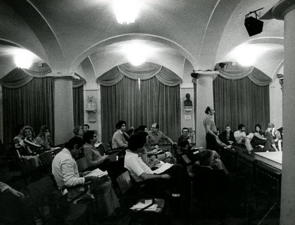 Pubblico nella sala colonne del Teatro Gobetti