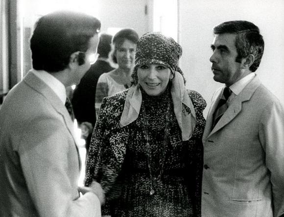 Valentina Cortese tra Rolando Picchioni (di spalle) e Nuccio Messina