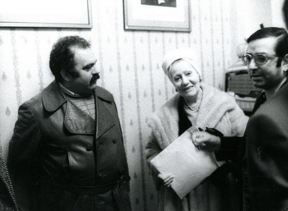Wanda Osiris con il responsabile dell'ufficio Amministrazione del Teatro Stabile di Torino Carlo Enrico Margarini (a sinistra) e il giornalista de La Gazzetta del Popolo Dino Tedesco